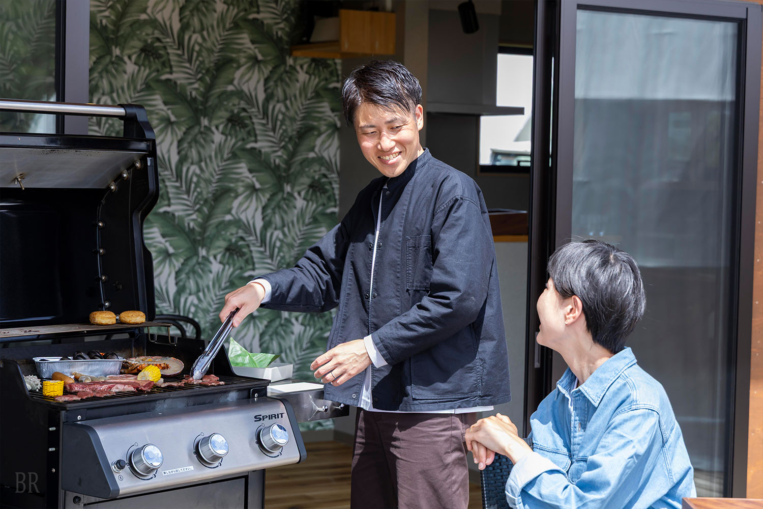 夕食でBBQを楽しむ