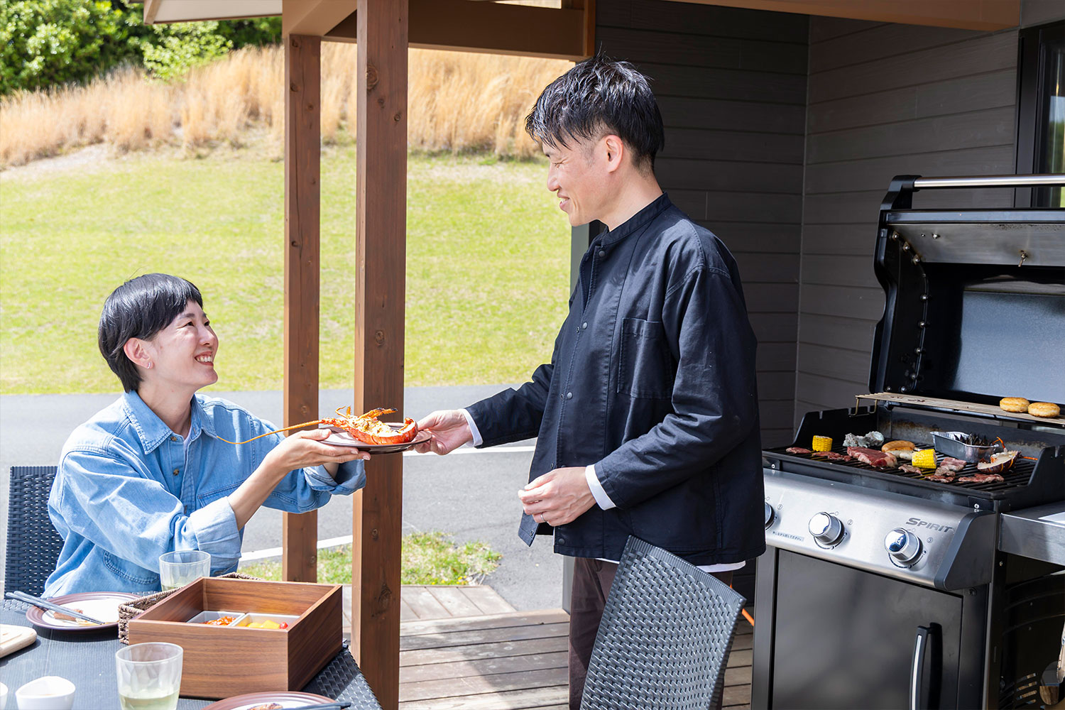 夕食でBBQを楽しむ