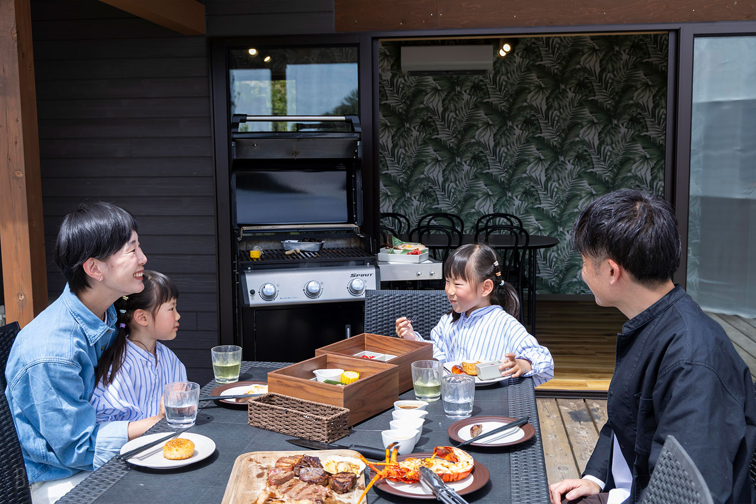 夕食でBBQを楽しむ