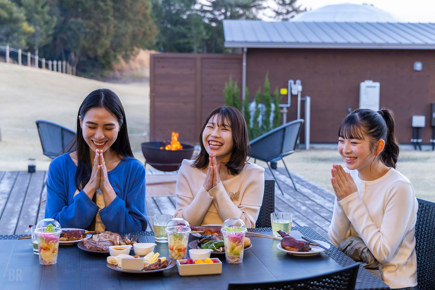 夕食でBBQを楽しむ